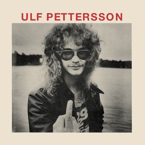 Der Text „ULF PETTERSSON“ steht oben. Eine Person mit Sonnenbrille und lockigem Haar hält den Mittelfinger hoch.