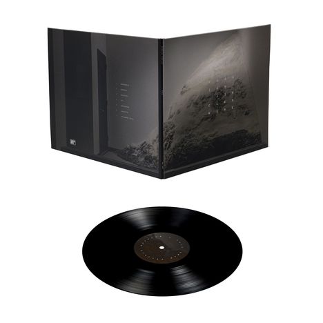 Text: "LUSH RUSH CLESS NINE". Ein schwarzes Vinyl und Albumcover mit Bergmotiv.