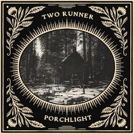 "Two Runner, Porchlight". Ein rustikales Foto einer Hütte im Wald, umrahmt von dekorativen Pflanzenmustern.