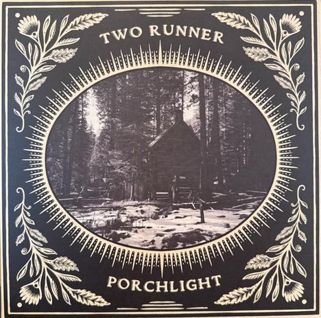 Text: "TWO RUNNER PORCHLIGHT". Schwarzer Hintergrund mit floralem Rahmen. In der Mitte eine Hütte im Wald. Vintage-Stil.