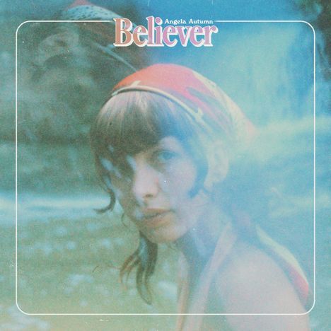 Text: "Believer Angela Autumn". Verschwommene, nostalgische Darstellung einer Frau mit rotem Kopftuch, verträumter Blick.
