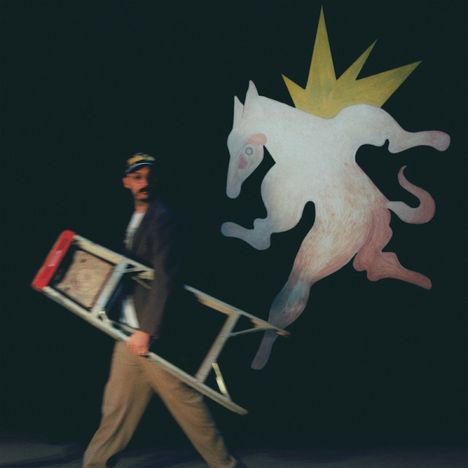 Ein Mann trägt eine Leiter, daneben eine Illustration von einem weißen Pferd mit gelber Sternform im Hintergrund.