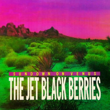 Der Text lautet: „Sundown on Venus, The Jet Black Berries“. Eine farbige Landschaft mit grüner Vegetation und rosa Himmel.