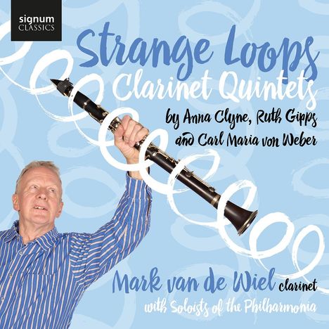 "Strange Loops Clarinet Quintets by Anna Clyne, Ruth Gipps and Carl Maria von Weber. Mark van de Wiel Clarinet." Ein Mann hält eine Klarinette, umgeben von Schleifen auf blauem Hintergrund.