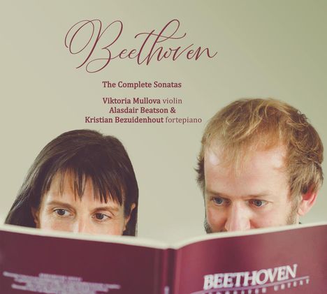 Text: "Beethoven The Complete Sonatas Viktoria Mullova violin Alasdair Beatson & Kristian Bezuidenhout fortepiano." Zwei Menschen schauen in ein Buch.
