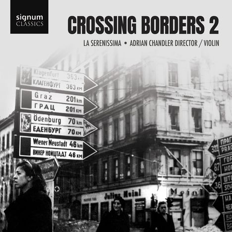 „CROSSING BORDERS 2“: Mit Wegweisern zu Städten und einer alten Gebäudeumgebung. Text „La Serenissima • Adrian Chandler“.