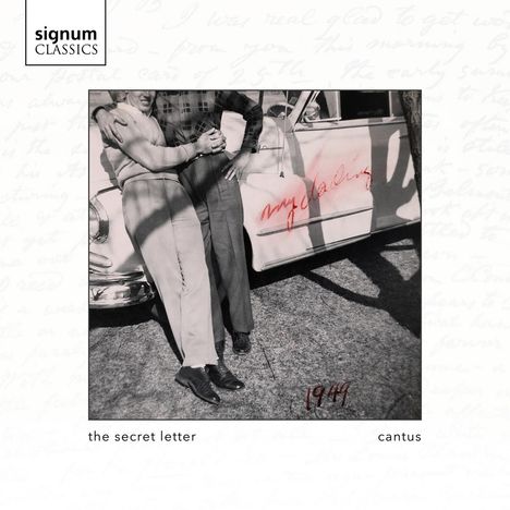 „the secret letter“, „cantus“, und „1944“ in Schwarz. Foto zweier Personen vor einem Auto mit rotem Schriftzug „my darling“.