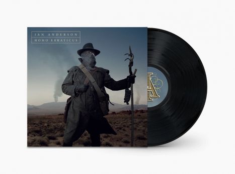 "Ian Anderson - Homo Erraticus" steht auf einem Albumcover. Ein vermummter Mann in Landschaft hält einen Stab. Vinyl sichtbar.