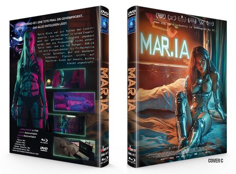 Texte auf der Vorderseite: "MAR.IA". Eine Frau in futuristisch aussehender Rüstung sitzt auf einem Bett.