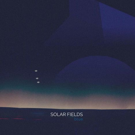 Text: "SOLAR FIELDS blue". Dunkle, abstrakte Grafik in Blautönen mit Lichtverlauf und geometrischen Formen.