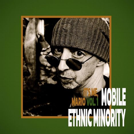 Person mit Brille, Mütze, in Sepia-Tönen. Text: "It's me Mario Vol 1 MOBILE ETHNIC MINORITY". Grüner Hintergrund.