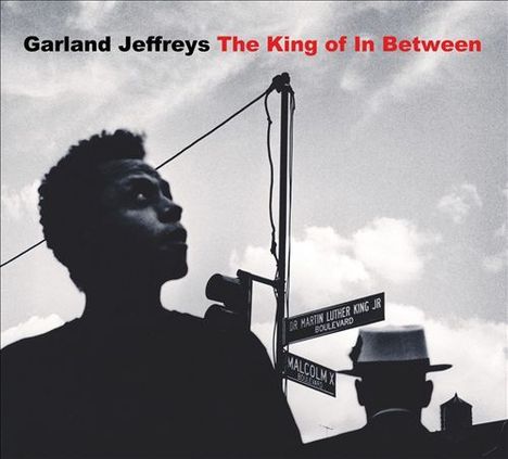 "Garland Jeffreys The King of In Between" in schwarzer und roter Schrift. Straßenschilder mit Namen. Silhouette eines Mannes.