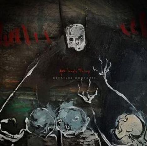 Text: "Creature Comforts". Dunkler, abstrakter Hintergrund mit geisterhaften weißen Figuren und roten Akzenten.