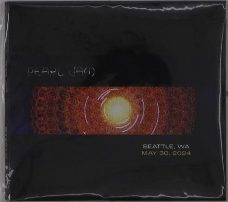 "PEARL JAM" oben links, "SEATTLE, WA" und "MAY 30, 2024" unten rechts. Zentral ein Licht mit roten und gelben Mustern.