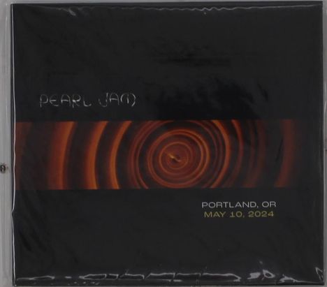 "PEARL JAM", "PORTLAND, OR", "MAY 10, 2024". Ein Bild mit dunklem Hintergrund und einem spiralförmigen, roten Muster.
