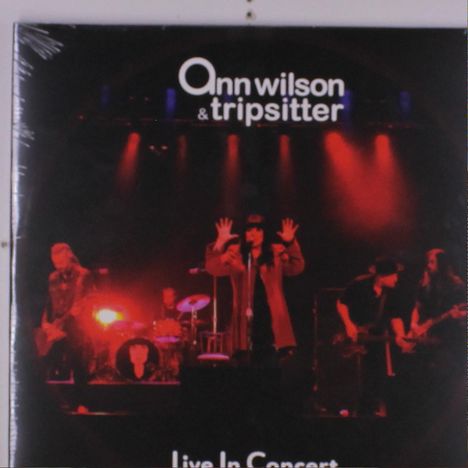 „Ann Wilson & Tripsitter“ steht oben, darunter Musiker in rotem Licht auf einer Bühne.