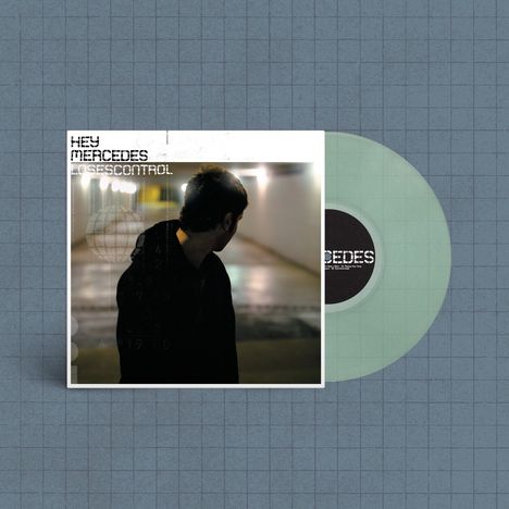 Text: "Hey Mercedes, Loses Control." Ein Mann schaut in einem beleuchteten Tunnel zur Seite. Daneben eine durchscheinende Schallplatte.