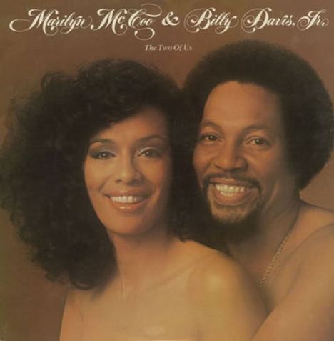 "Marilyn McCoo & Billy Davis Jr." und "The Two of Us". Zwei lächelnde Menschen stehen eng beieinander vor braunem Hintergrund.
