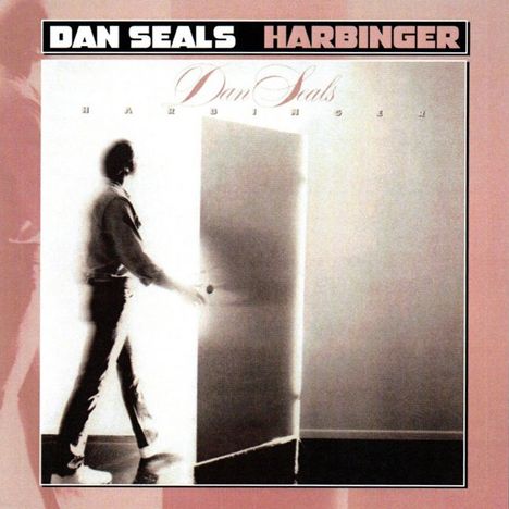 Texte: "Dan Seals," "Harbinger." Ein Mann öffnet eine Tür, helle und sanfte Farben dominieren die Szene.