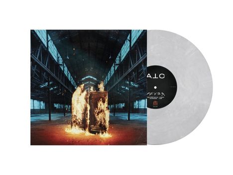 "ALC" und "エフヤ" Texte auf einem Schallplatten-Label. Großes leeres Lagerhaus mit brennender Telefonzelle.