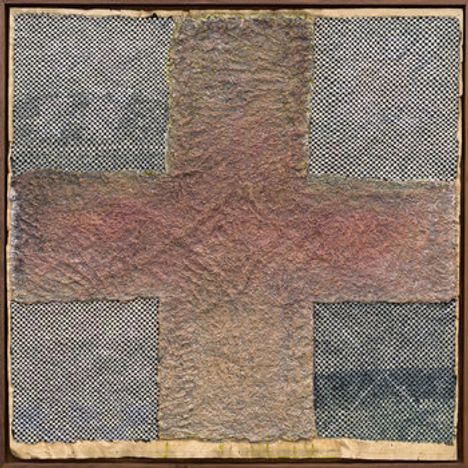 Ein Bild mit einem großen, grob strukturierten, braunen Kreuz auf einem Hintergrund aus schwarzem und weißem Schachbrettmuster.