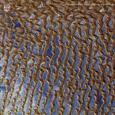 Text: "JESSIKA KENNEY EYVIND KANG". Sandartige Muster in diagonalen Linien auf blauem Hintergrund.