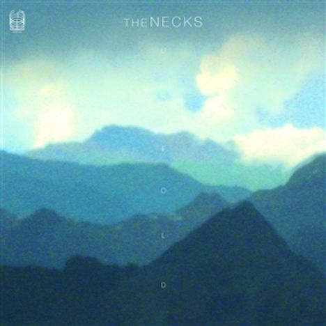 Text: "THE NECKS", "UNFOLD". Verschwommene blaue Berglandschaft mit Wolken am Himmel.