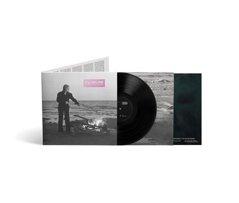 Text: "Kali Malone, Burning Songs". Eine Schallplatte mit einem Coverfoto einer Person am Strand nahe einem Feuer.
