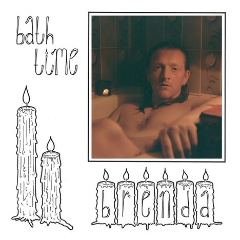 "bath time" und "brenda" in handgeschriebener Schrift, umgeben von Kerzen; Person in einer Badewanne im Hintergrund.