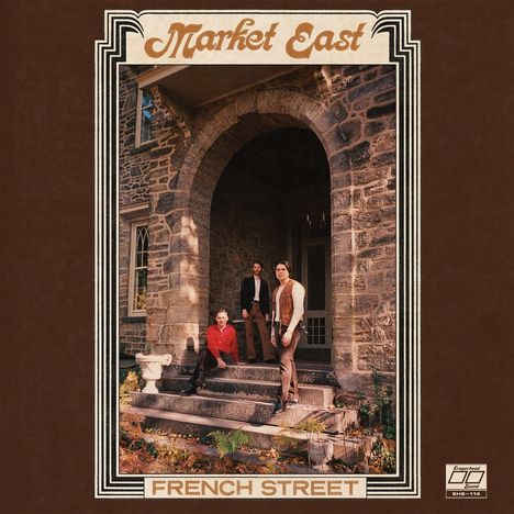 "Market East" oben, "French Street" unten, drei Personen vor einem steinernen Gebäude mit Bogen und Treppe.