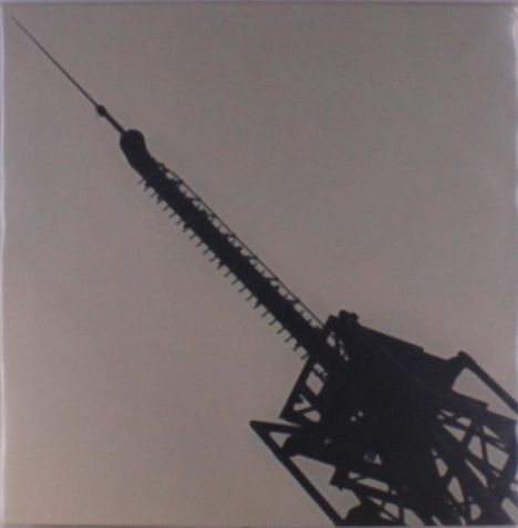 Kein Text vorhanden. Eine Silhouette eines Turmes oder Antenne gegen einen hellen Himmel.