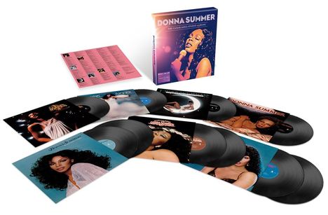 "Donna Summer The Casablanca Studio Albums" auf einer Schallplattenbox mit mehreren Vinyls und Albumcovern.