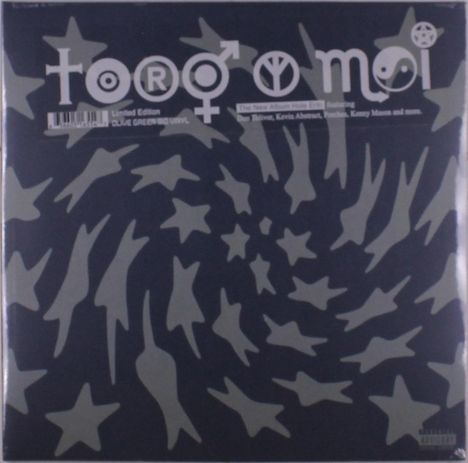 "Toro y Moi" als Text. Designt mit Symbole, darunter Geschlechter- und Friedenszeichen. Hintergrund: Sterne und Vogelmuster.