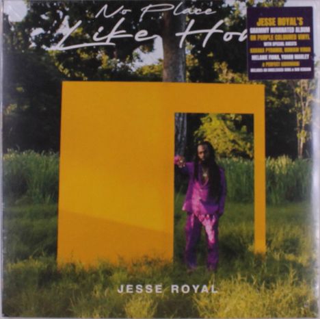 "No Place Like Home, Jesse Royal." Eine Person in lila Kleidung steht vor einem gelben Rahmen in einer grünen Landschaft.