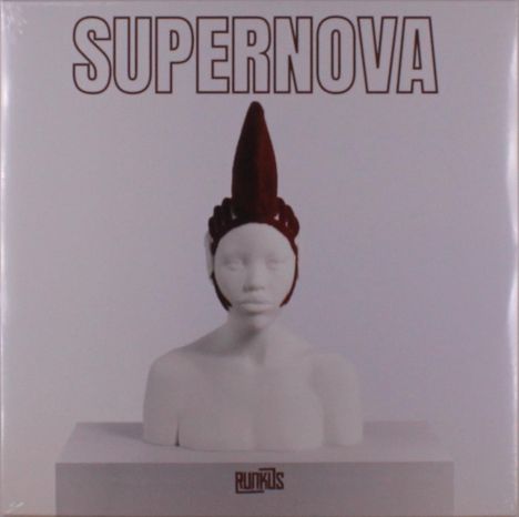 Oben steht "SUPERNOVA". Unten auf einem Podest "RUNKUS". Eine weiße Büste mit rotem, spitzem Kopfschmuck.