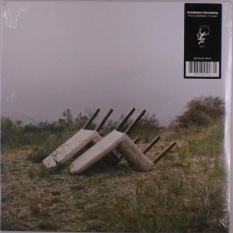 Text oben rechts: “Planning For Burial. It's Cloakwork. It’s Okay.” Eine verlassene Landschaft mit schrägen, eingewachsenen Pfählen.