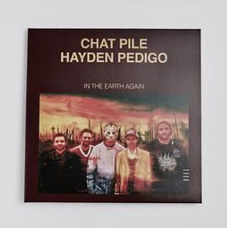 Die Worte "CHAT PILE, HAYDEN PEDIGO, IN THE EARTH AGAIN" stehen über einem Bild von vier Menschen in einer Landschaft.