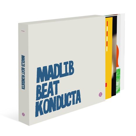 "Madlib Beat Konducta" in blauer Schrift auf einer Box, darin mehrere farbenfrohe Schallplatten-Hüllen sichtbar.