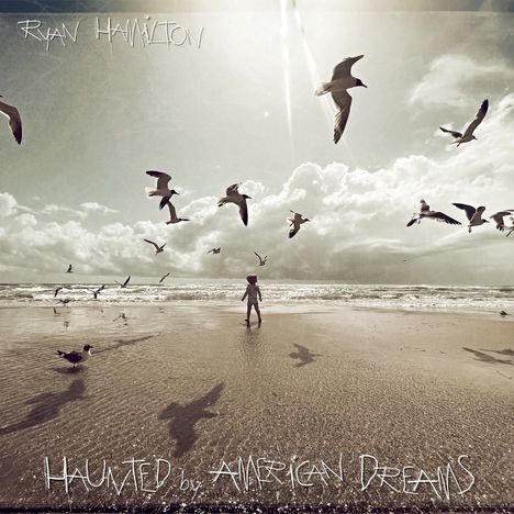 "Ryan Hamilton" und "Haunted by American Dreams". Ein Kind steht am Strand, umgeben von fliegenden Möwen.