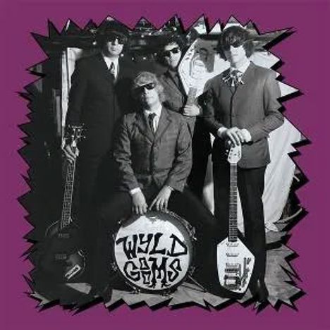 "Wyld Gums" auf einer Trommel. Vier Männer in Anzügen mit Gitarren, schwarz-weiß, mit violettem Rahmen.