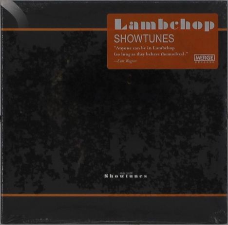 "Lambchop SHOWTUNES" gefolgt von einem Zitat. Dunkles Cover mit orangenem Streifen und künstlerischem Hintergrund.