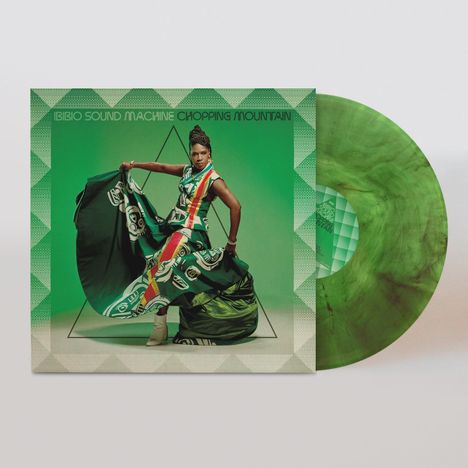 "IBIBIO SOUND MACHINE CHOPPING MOUNTAIN." Eine Person in einem grünen, gemusterten Kleid posiert dynamisch. Grüne Schallplatte.