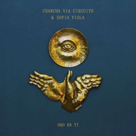 Text: "CHANCHA VIA CIRCUITO & SOFIA VIOLA", "ORO EN TÍ". Goldene Hände und Auge auf blauem Hintergrund.