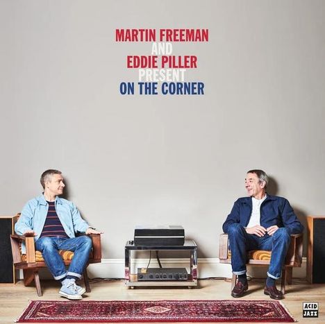 MARTIN FREEMAN AND EDDIE PILLER PRESENT ON THE CORNER. Zwei Männer sitzen lächelnd auf Sesseln, ein Plattenspieler dazwischen.