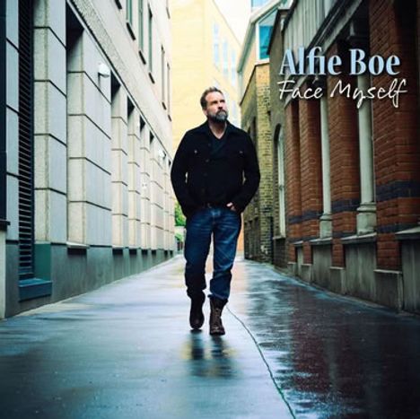 Text: "Alfie Boe - Face Myself". Ein Mann in Jeans und Jacke geht durch eine enge Gasse zwischen Gebäuden.