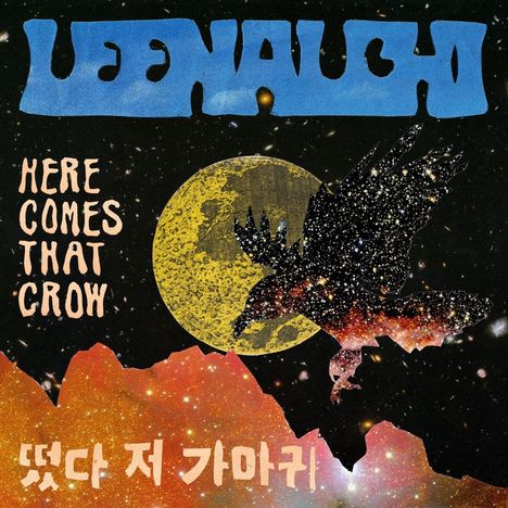 Text: "HERE COMES THAT CROW". Kunstvolle Collage mit einem Raben, Mond und orangen Bergen auf einem Sternenhimmel.