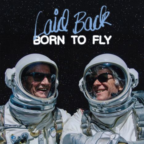 Oben steht "Laid Back" und "Born to Fly". Zwei Menschen in Raumanzügen lächeln vor einem Sternenhimmel.