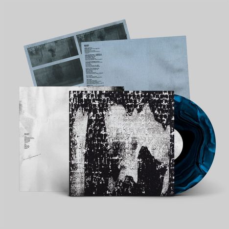 Texte auf mehreren Papierblättern sichtbar. Vinyl-Schallplatte in Blau-Schwarz. Cover mit abstrakter Schwarz-Weiß-Grafik.