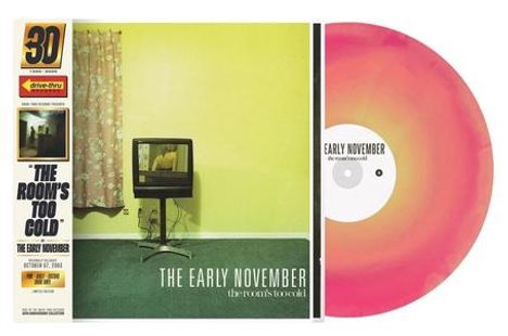 Texte: "The Room's Too Cold", "The Early November". Ein Zimmer mit grünem Teppich, gelber Wand, alter Fernseher, rote Vinylplatte.