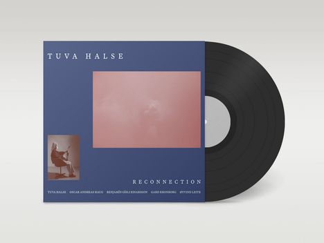 TUVA HALSE, RECONNECTION. Quadratische rote Wolke, sitzende Person mit Violoncello links unten, blauer Hintergrund.